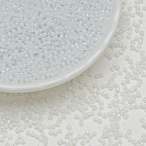 Nahaufnahme von 2mm perlmuttweißen Glasperlen für DIY-Schmuckherstellung