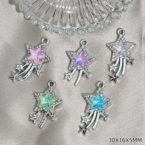 Makroaufnahme von Sternschnuppen-Anhängern mit Opal und Mikro-Pavé-Kristallen, 30x16mm