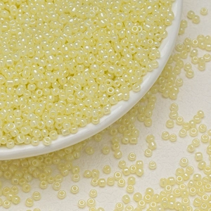 Makroaufnahme von 3mm pastellgelben Glasperlen mit glattem Perlmutt-Finish