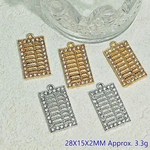 Makrofoto von 28x15mm Abakus-Anhängern in Gold und Silber mit weißen Kristallsteinen