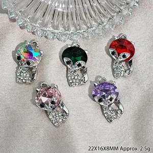 Details von fuchsformigen Kristallanhängern in fünf Farben mit Metallschlaufen, 22x16x8mm