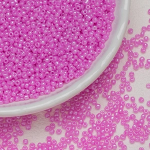Nahaufnahme von 3mm kirschblütenrosa Glasperlen für DIY-Schmuckherstellung und Basteln