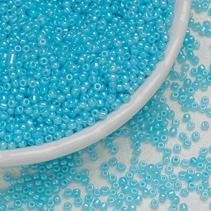 Makro-Detail von 3mm hellblauen Glasperlen mit Perlglanz für DIY-Schmuckherstellung