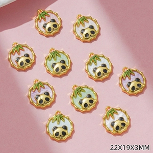 Dettaglio di dieci ciondoli a forma di panda con cornice in bambù e smalto per gioielli fai-da-te