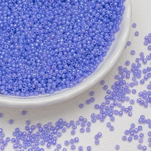 Detail von 3mm Lavendel Glasperlen in weißer Keramikschale für DIY Schmuckherstellung