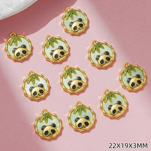 Vista dettagliata dei ciondoli panda 22x19x3mm con smalto verde e cornice bambù