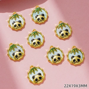 Vista dettagliata dei ciondoli panda bambù 22x19x3mm con dettagli di foglie verdi