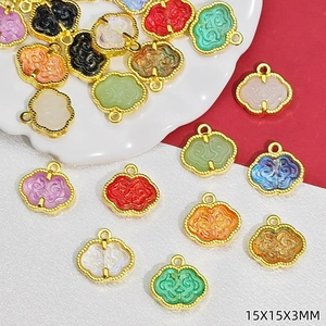 Dettaglio di ciondoli serrure Ruyi multicolore 15x15x3mm per creazione gioielli fai-da-te