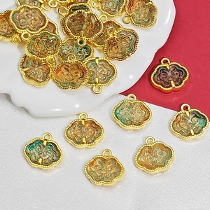 Vista dettagliata dei ciondoli a forma di lucchetto Ruyi con texture marmorea per DIY