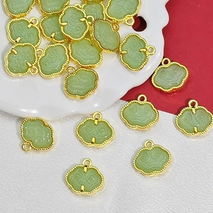 Dettaglio macro di ciondoli a forma di lucchetto Ruyi dorato per accessori gioielli DIY