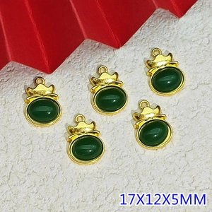 Dettaglio di 5 ciondoli in vetro verde con gancio a corona dorata, misura 17x12x5mm