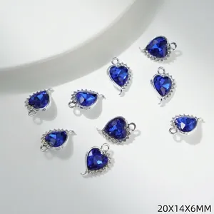 Détail macro du pendentif cœur en cristal bleu avec cadre argenté et strass, 20x14x6mm