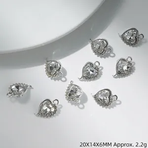 Vue détaillée de pendentifs cœur en cristal 20x14mm avec bords en strass argenté