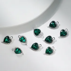 Vue détaillée du pendentif coeur en cristal vert 20x14mm avec cristaux micro-pave scintillants
