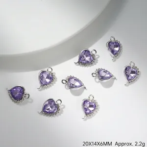 Vue macro d'un pendentif cœur violet avec bord argenté et dimensions 20x14x6mm