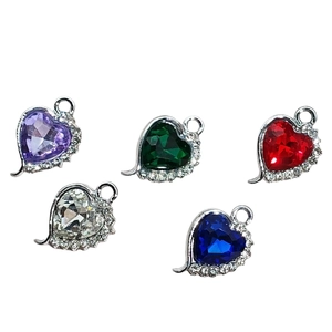 Lot de cinq pendentifs en forme de cœur avec pierres colorées et détails en zircone