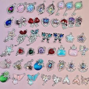 Mix aus UV-farbbeständigen DIY-Anhängern für Schmuck mit Herzen und Sternen
