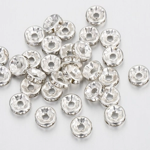Dettaglio di perline ondulate argentate con strass scintillanti per la creazione di gioielli