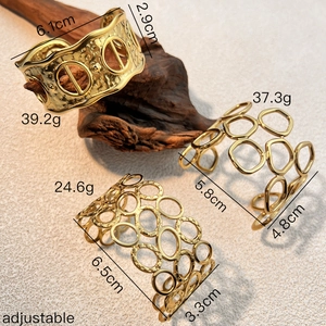 Tres brazaletes abiertos de acero inoxidable chapados en oro de 18K con diseños geométricos