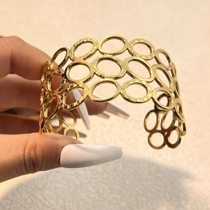 Brazalete abierto de acero inoxidable chapado en oro de 18K con eslabones ovales huecos