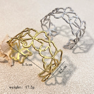 Modisches hohles Blumen-Edelstahl-Armreif-Set in Gold- und Silberoptik, offene Manschette