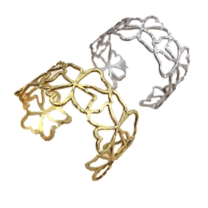 Modischer Armreif aus Edelstahl mit hohlem Blumenmuster in Gold und Silber Finish