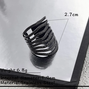 Anillo multicapa para hombre en acero inoxidable negro con textura martillada