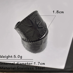Anillo gótico de acero inoxidable negro con diseño de estrella en relieve y mate