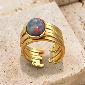 Anello multistrato in acciaio al titanio dorato con pietra naturale colorata e design aperto