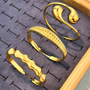 Polierte vergoldete Armreifen aus Titanstahl mit Bambus- und Tropfendesign für Damen