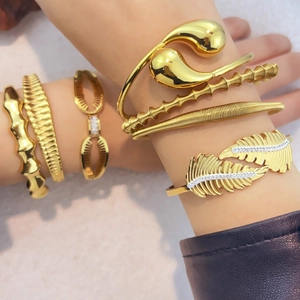 Eleganti bracciali a polsino in acciaio inossidabile dorato con motivi a goccia e foglie