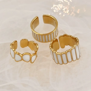Dreiteiliges Set vergoldeter Edelstahlringe mit weißem Emaille-Tropf-Design für Damen