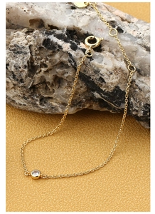 Makroaufnahme des Gold-Zirkonia-Armbands mit Zargenfassung und verstellbarem Verschluss