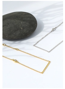 Dettaglio dei bracciali geometrici minimalisti con eleganti accenti in zircone rotondo