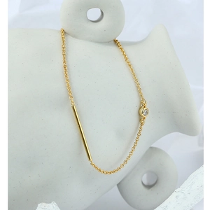 Elegante bracciale placcato oro con barra di metallo lucido e zircone rotondo lucente