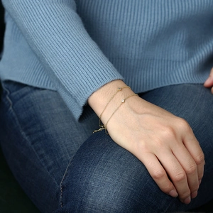 Minimalistisches vergoldetes Zirkonia-Armband mit rundem Kristall auf feiner Kette