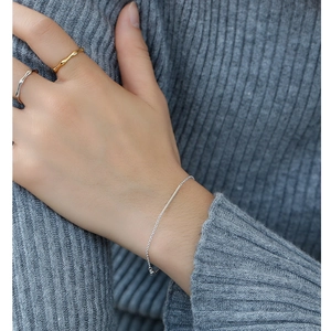 Set di anelli in oro e argento testurizzati a bambù e bracciale a catena minimalista