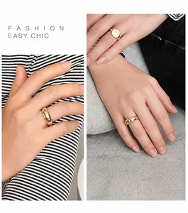 Detalle de anillos geométricos dorados con estrellas de circón en los dedos femeninos