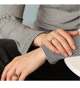 Detalle de anillo bañado en oro de 18K con motivo de estrella y circonita en la mano de modelo
