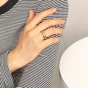 Anillo estrella dorado elegante con circonitas y diseño geométrico en el dedo