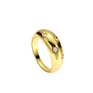 Anillo de cúpula dorado pulido con grabados de estrellas y piedras de circón