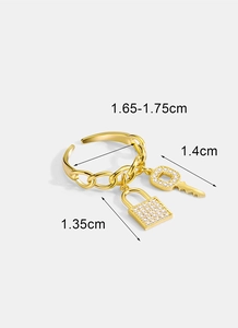 Dettaglio anello a catena in oro 18K con ciondoli a lucchetto e chiave e misure indicate
