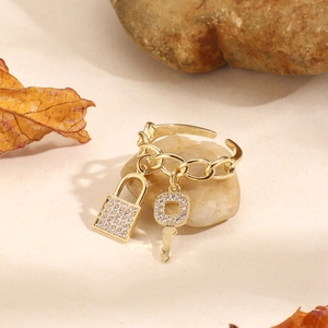 Anello a catena regolabile placcato oro 18K con ciondoli a lucchetto e chiave con pavé