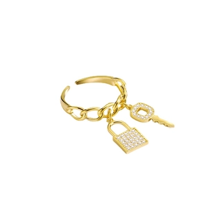 Anello regolabile placcato oro 18K con maglia cubana e ciondoli a forma di lucchetto e chiave