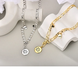 Detail van de Figaro-ketting met schedelhanger en de tekst 'Here for the Boo's'