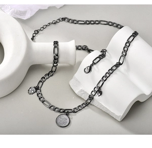 Macro-detail van gunmetal Figaro-ketting met schedel en Halloween-bedel voor dames