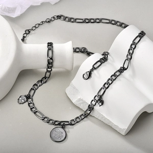 Punk ketting in gun black met schedelhanger en gegraveerde Halloween bedelarmband