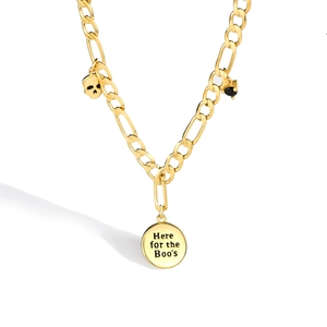Gouden Figaro ketting met schedelbedeltje en gegraveerde ronde hanger voor dames