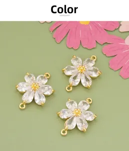 Makroaufnahme von drei goldenen Blumen-Schmuckverbindern mit Zirkonia für DIY-Basteleien