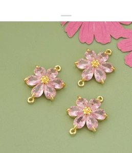 Set mit drei rosa Blumen-Schmuckverbindern mit Goldbeschichtung für DIY-Armbänder